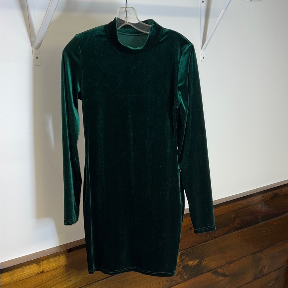 Amazon Mock Neck Elegant Green Velvet Dress- M‎